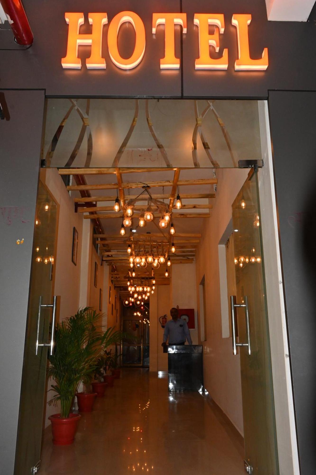 Gk Hotel And Restaurant Varanasi Exterior foto