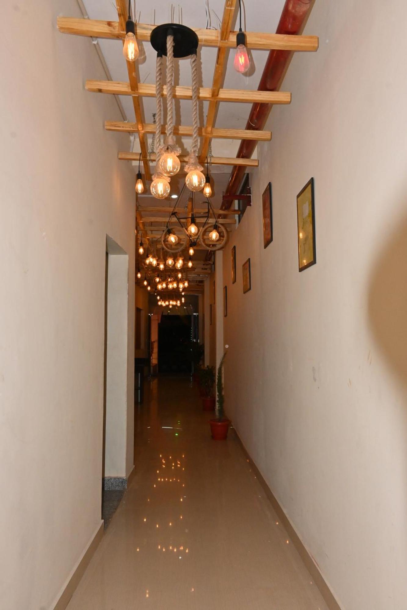 Gk Hotel And Restaurant Varanasi Exterior foto