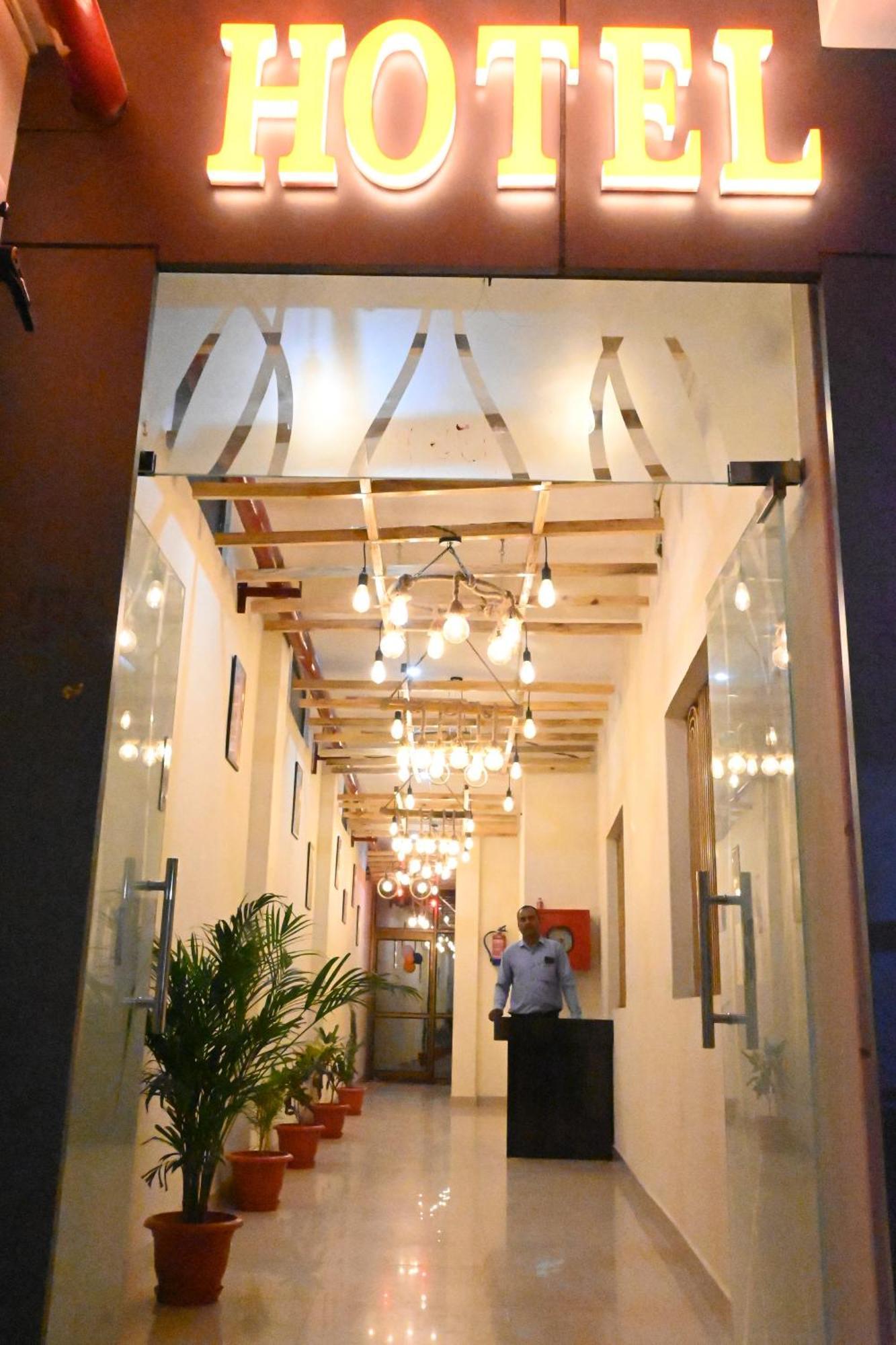 Gk Hotel And Restaurant Varanasi Exterior foto