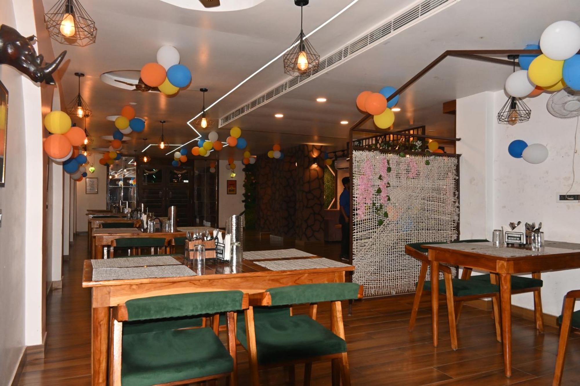 Gk Hotel And Restaurant Varanasi Exterior foto