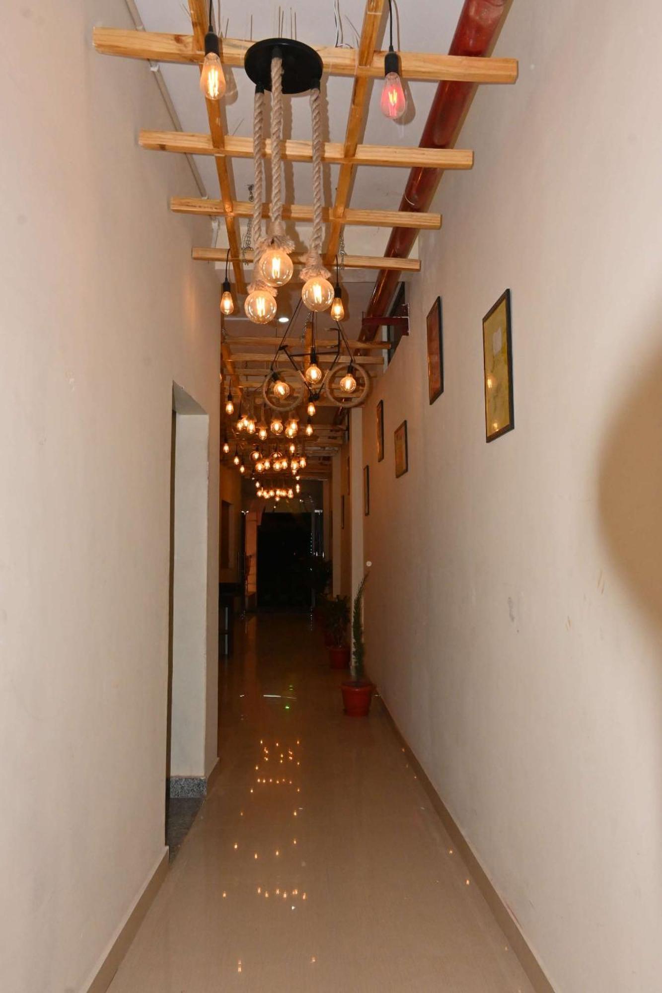 Gk Hotel And Restaurant Varanasi Exterior foto