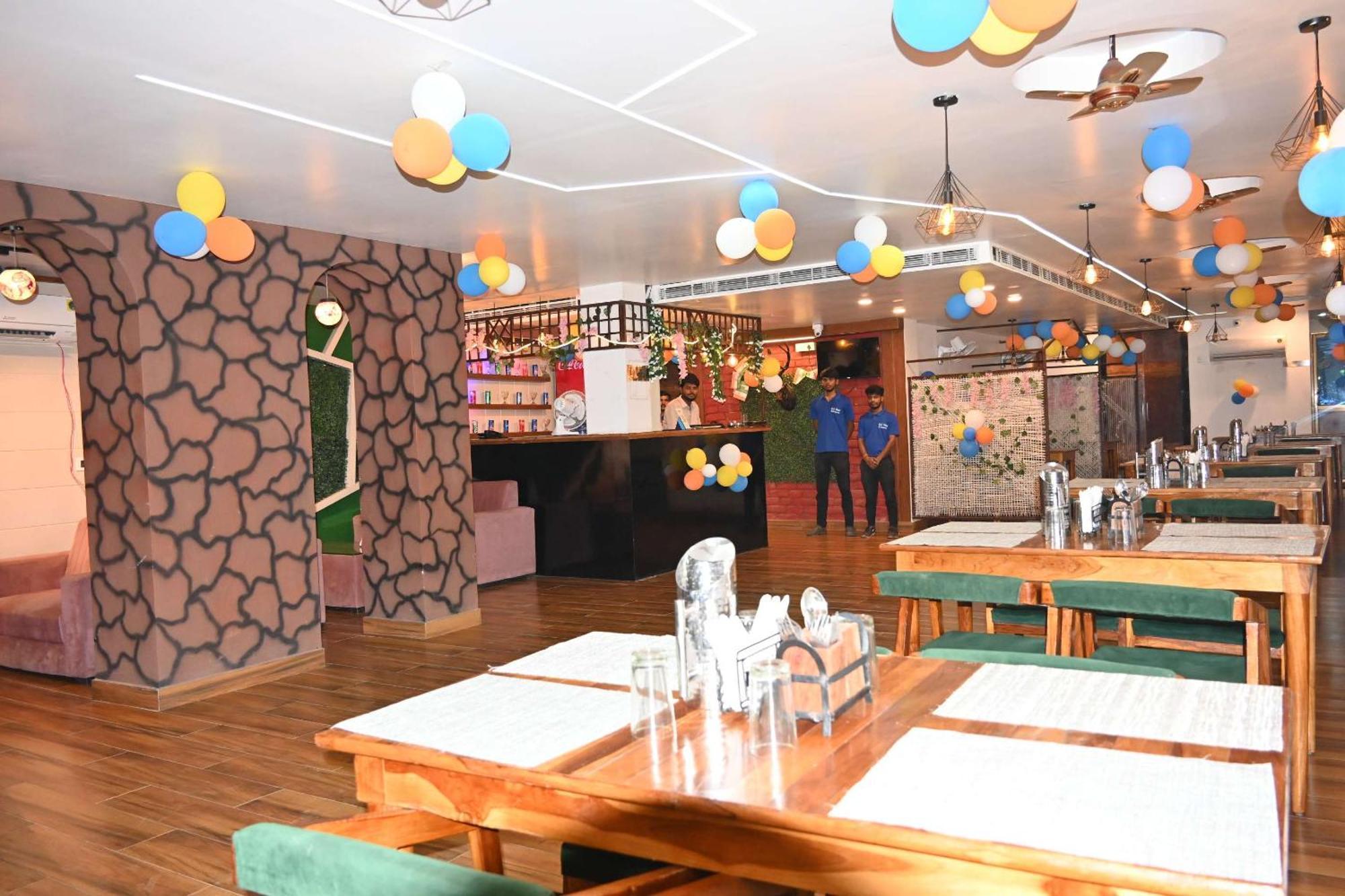 Gk Hotel And Restaurant Varanasi Exterior foto